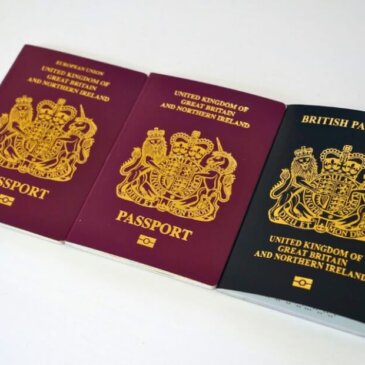 يجب على البريطانيين الذين ما زالوا يستخدمون جوازات السفر الحمراء التحقق من صلاحيتها قبل رحلات العطلات